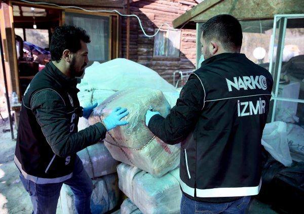 İzmir'de 1.5 ton skunk yakalandı