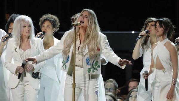 Kesha, küllerinden yeniden doğdu