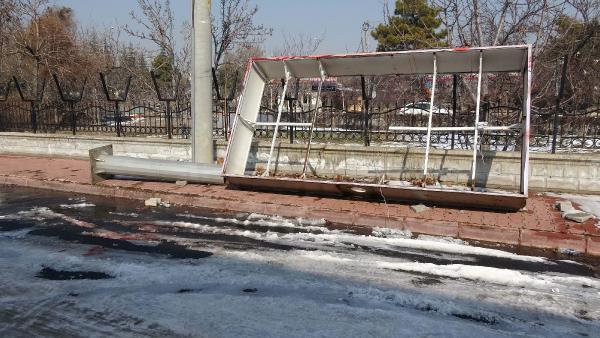 Üzerine reklam panosu devrilen çocuk ağır yaralandı