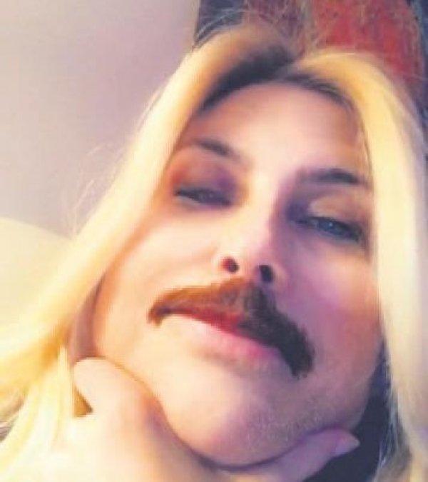 Arzu Sabancı'nın bıyıklı fotoğrafı