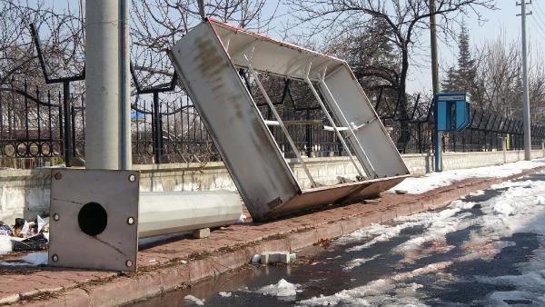 Üzerine reklam panosu devrilen çocuk ağır yaralandı