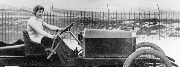 Dikiz aynası fikri bir kadının el aynasından çıktı