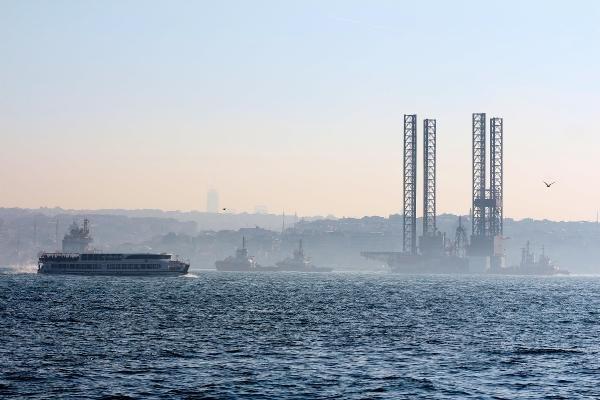 Dev petrol platformu İstanbul Boğazı'ndan geçti