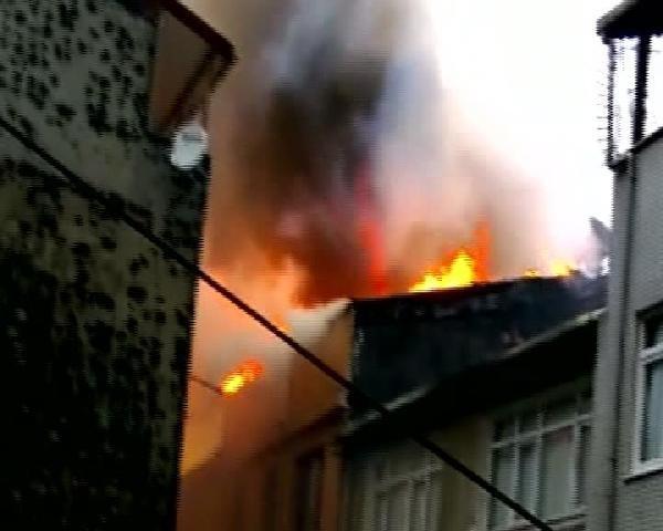 Kasımpaşa’da çatı alev alev yandı
