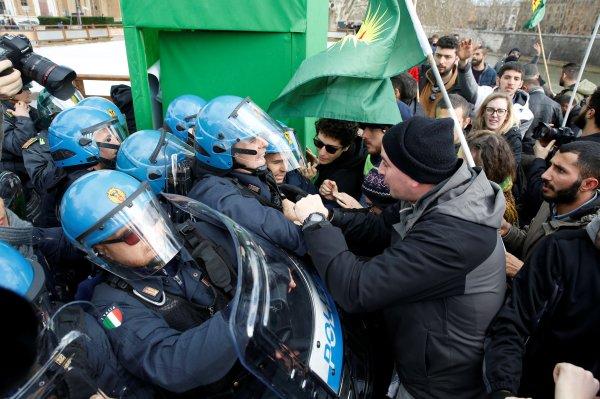 İtalyan polislerinden terör yanlılarına dayak