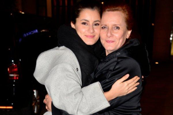 Atiye annesiyle poz verdi