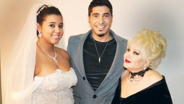 Muazzez Abacı torunu klipte gelin oldu