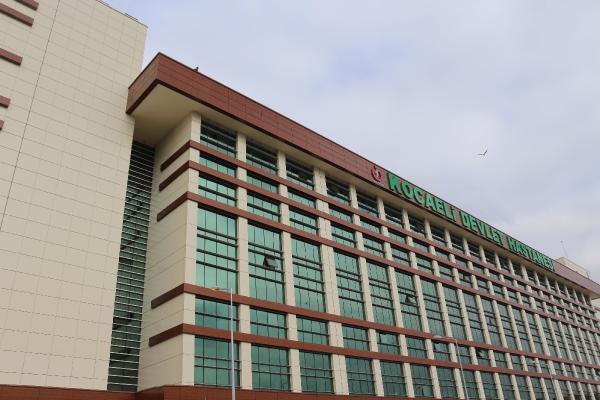 Eşine sinirlenen kadın hastanenin çatısından atladı