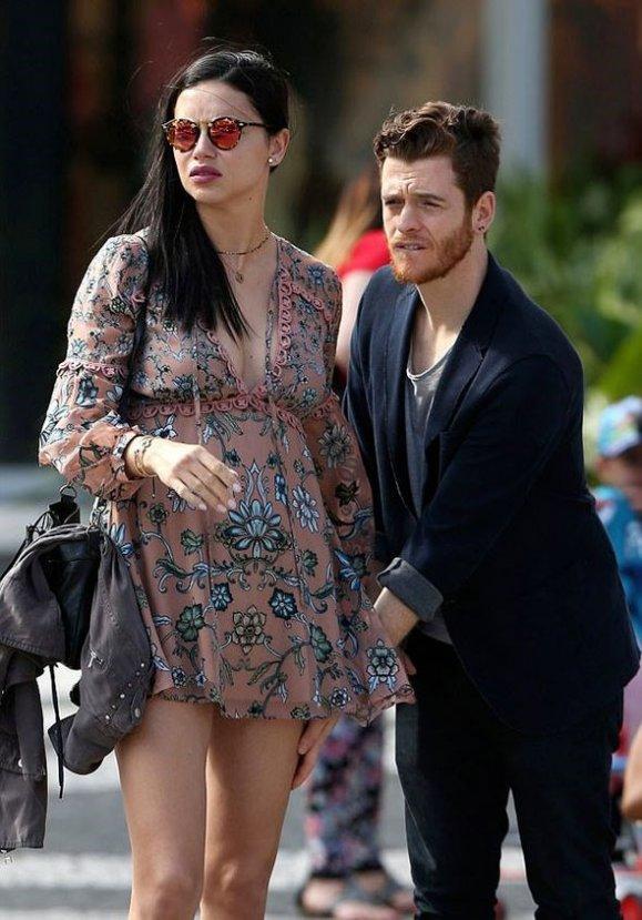 Metin Hara sevgilisinin eteğinin uçuşmasına izin vermedi