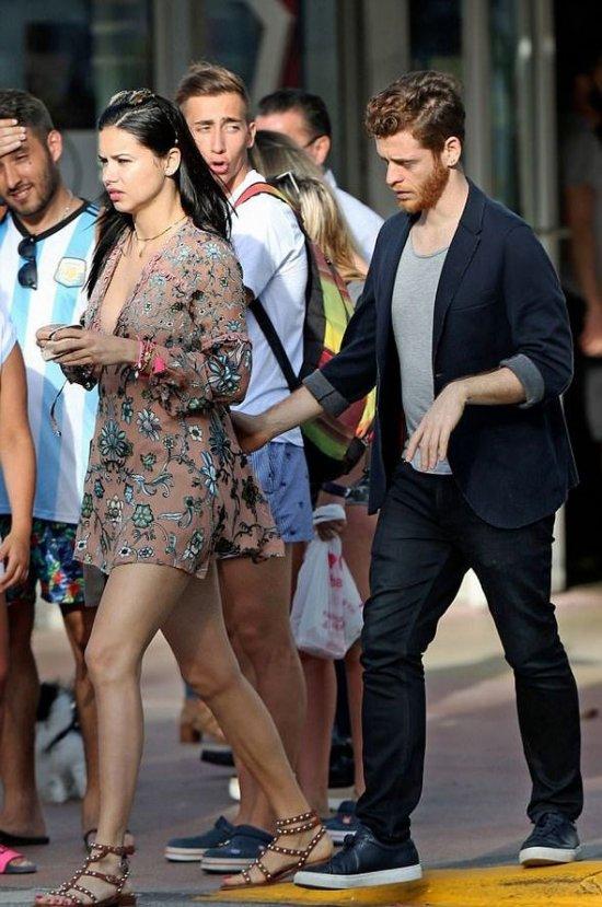 Metin Hara sevgilisinin eteğinin uçuşmasına izin vermedi