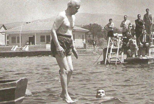 İsmet İnönü'nün yüzmeyi öğrenmesi