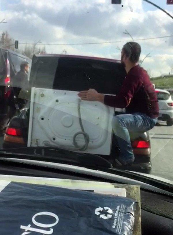 Otomobilin bagajında çamaşır makinesi taşıdılar