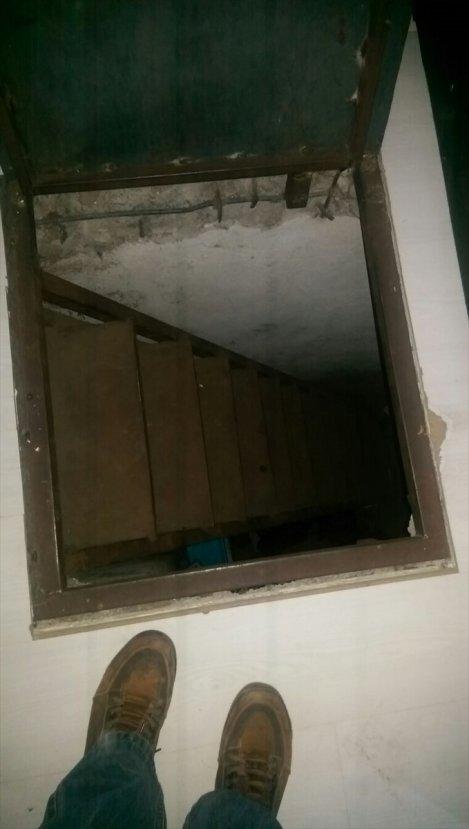 Kaçak sigara için yatak odasından özel geçit yaptırdı