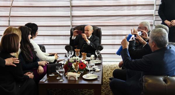 Devlet Bahçeli Kadın Kolları'nın fotoğrafını çekti