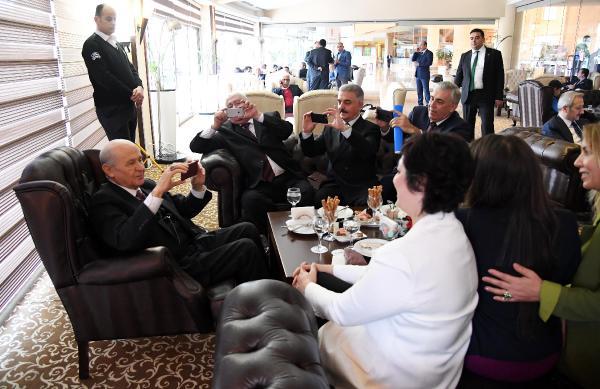 Devlet Bahçeli Kadın Kolları'nın fotoğrafını çekti