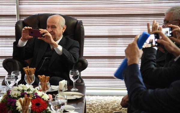 Devlet Bahçeli Kadın Kolları'nın fotoğrafını çekti