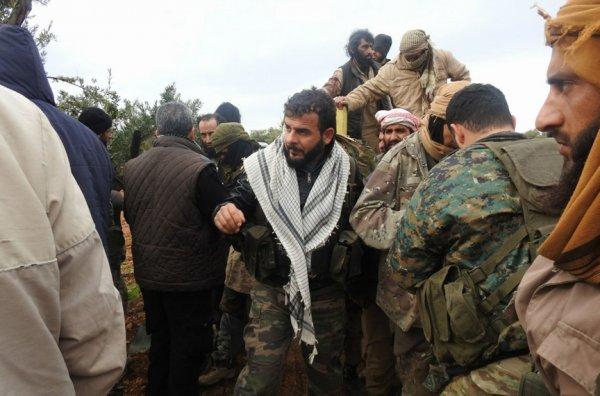 Suriyeli muhalifler İdlib'de 400 DEAŞ'lıyı esir aldı
