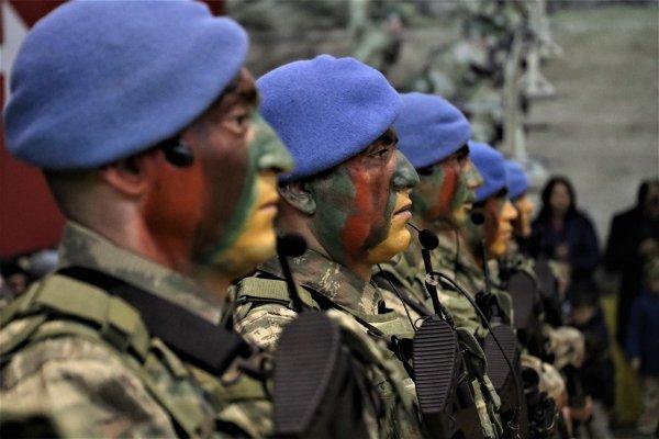 Asteğmenler mavi bere taktı