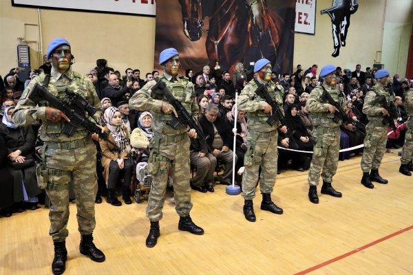 Asteğmenler mavi bere taktı