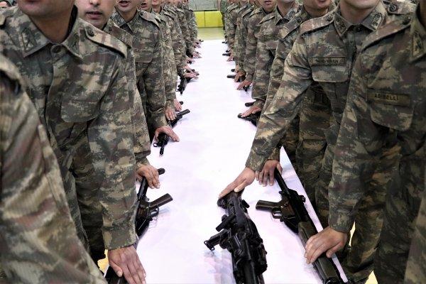 Asteğmenler mavi bere taktı