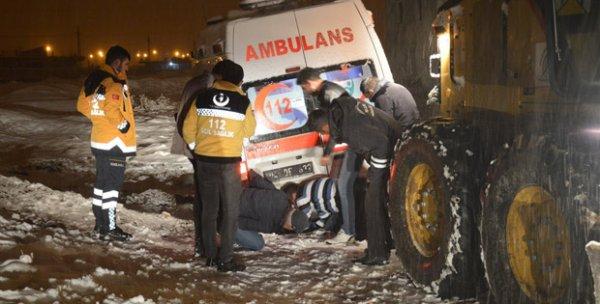 Ağrı'da hasta almaya giden ambulans kara saplandı