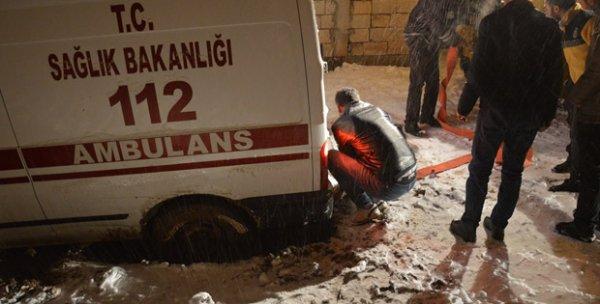 Ağrı'da hasta almaya giden ambulans kara saplandı