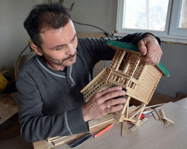 Maket evler yaparak hastalığına meydan okuyor