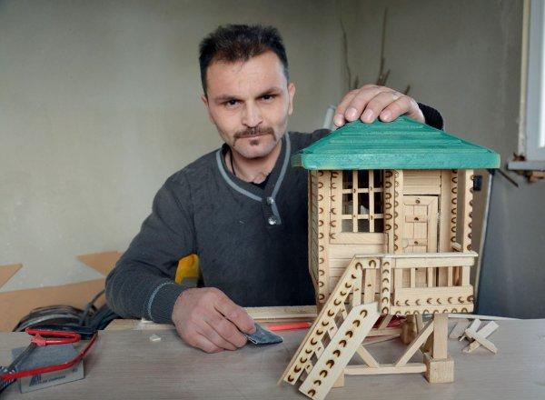 Maket evler yaparak hastalığına meydan okuyor