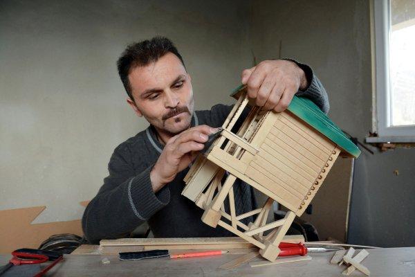 Maket evler yaparak hastalığına meydan okuyor