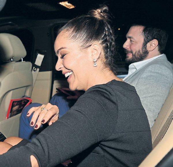 Bengü tektaşını orta parmağına taktı