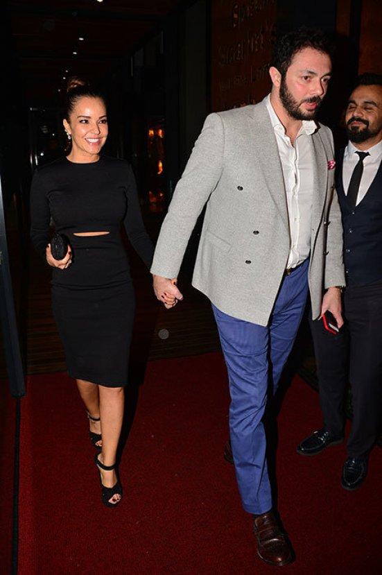 Bengü tektaşını orta parmağına taktı