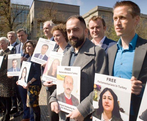 Ermeni Soykırımı var diyen 5 Türk vekil