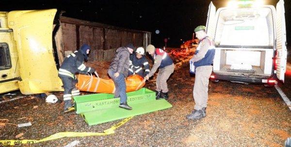 Sinop'ta tuğla yüklü tır devrildi: 1 kişi öldü