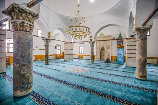 900 yıllık Garipler Camii tarihe meydan okuyor