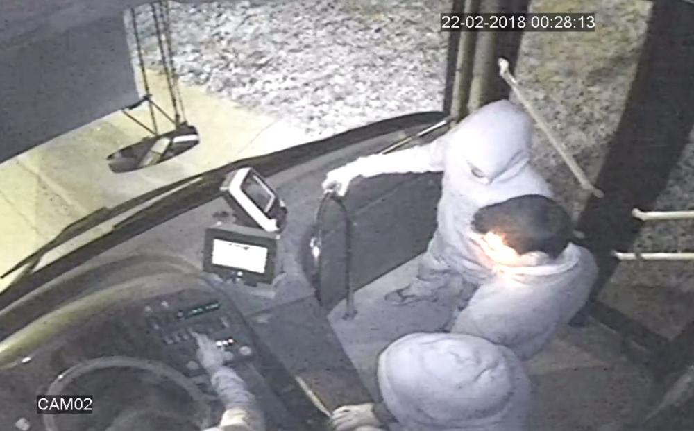 Otobüs kaçıran 4 çocuk kamerada