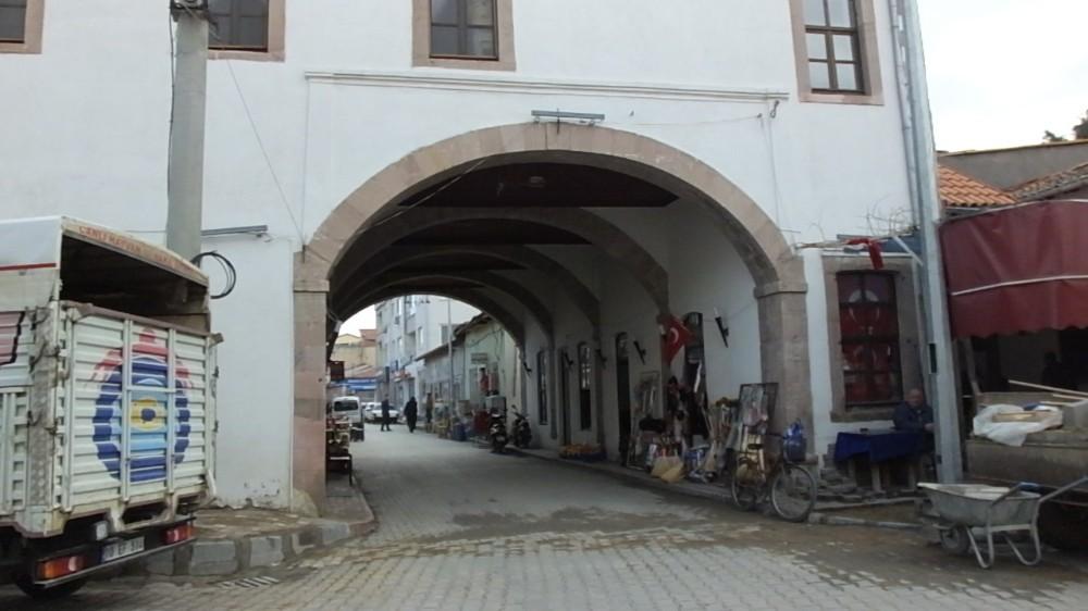 Altından yol geçen 275 yıllık ahşap cami