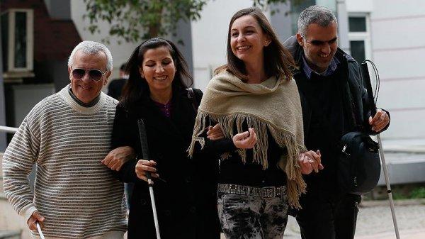 Görme engelli tiyatrocular turne hayali kuruyor