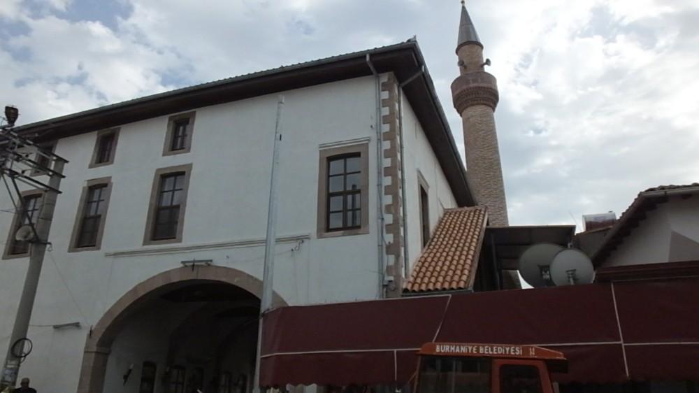 Altından yol geçen 275 yıllık ahşap cami