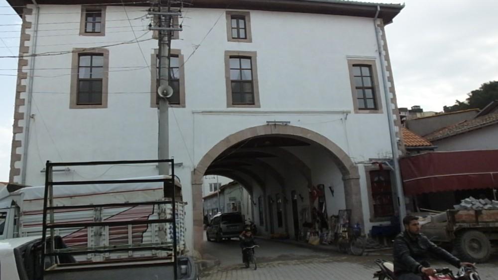 Altından yol geçen 275 yıllık ahşap cami