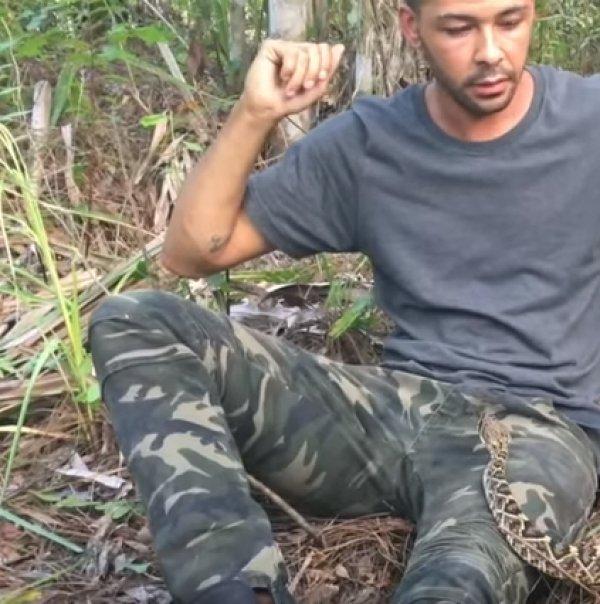 Ünlü belgeselcinin çıngıraklı yılanla tehlikeli oyunu