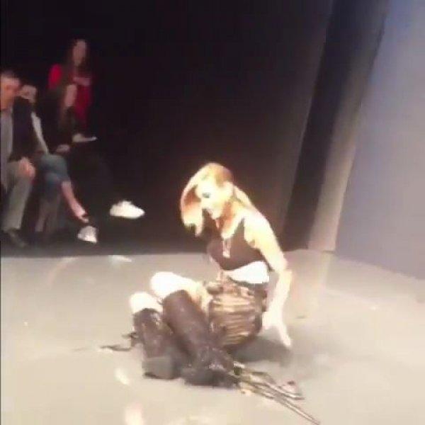 Çağla Şıkel yine düştü