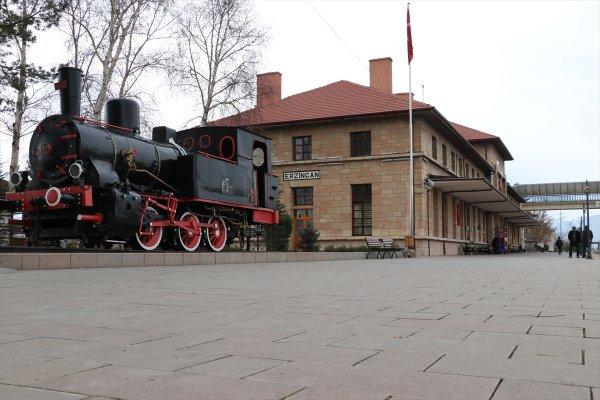 Depremlerin yıkamadığı yapı: Erzincan Tren Garı