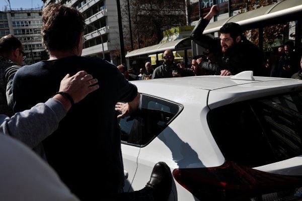 Yunan taksiciler UBER'e tekme tokat saldırdı