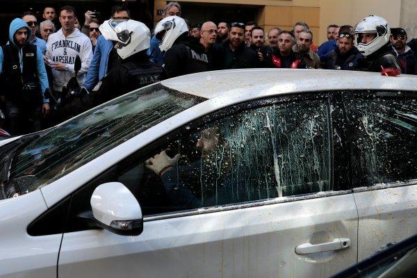 Yunan taksiciler UBER'e tekme tokat saldırdı