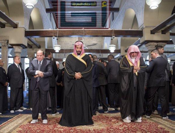 Veliaht Selman Sisi'ye namaz kıldırdı