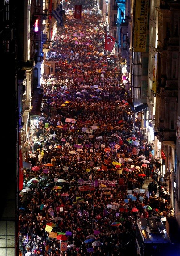Kadınlar Günü yürüyüşüne açılan pankartlar damga vurdu