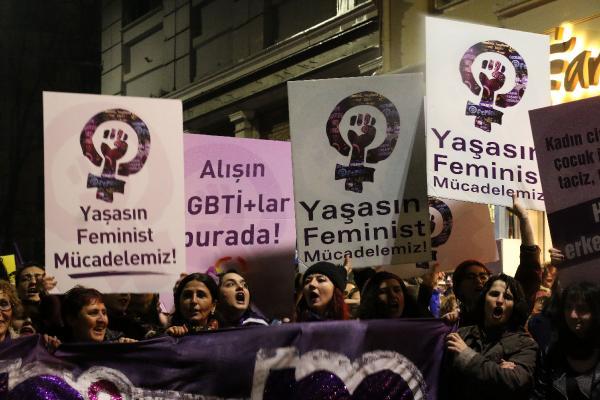 Kadınlar Günü yürüyüşüne açılan pankartlar damga vurdu