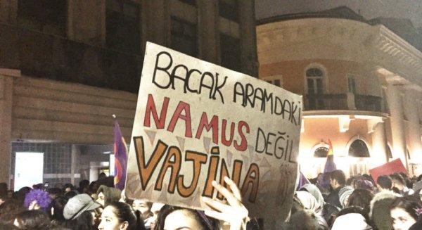 Kadınlar Günü yürüyüşüne açılan pankartlar damga vurdu