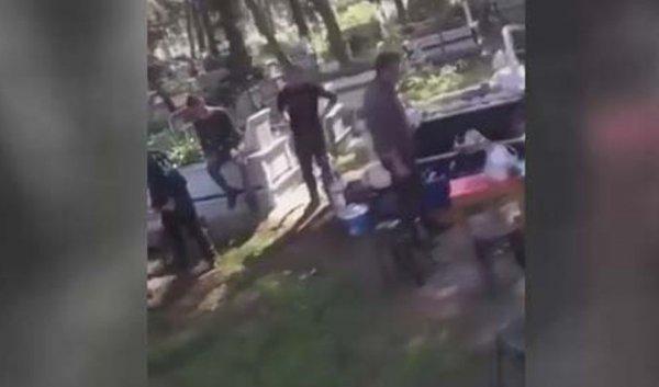 İzmir'de mezarlıkta mangal yaktılar