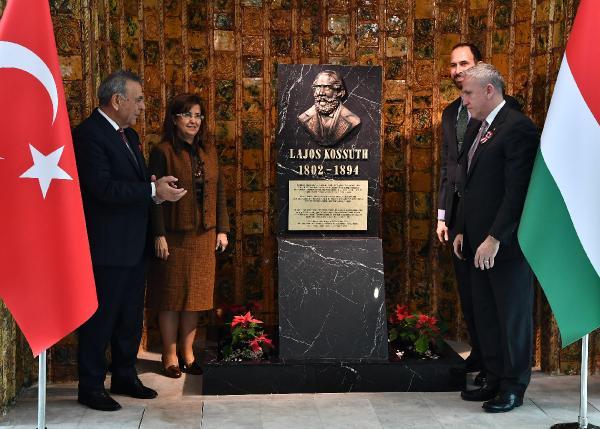İzmir'de Macar liderin büstü açıldı